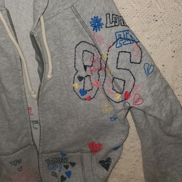 ☆ HTF vintage embroidered vs pink hoodie - Picture 4 of 15